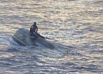 La Guardia Costera busca a 39 personas frente a la costa de Florida luego de que su bote se volcara