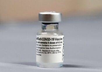 Afirman estudios que tercera dosis de Pfizer protege contra variante Ómicron