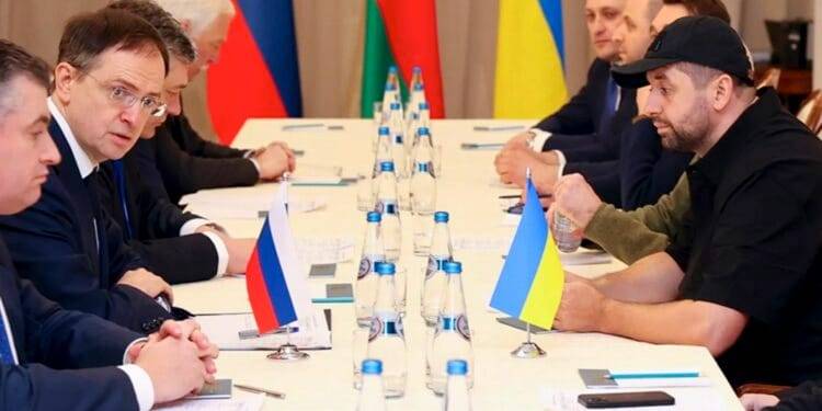 Ucrania y Rusia inician negociaciones en la frontera con Bielorrusia