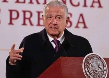 AMLO exhibe carta en la que pide al Inai informar ingresos de Loret de Mola