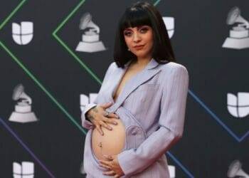 Mon Laferte presentó a su bebé con tierna fotografía: “Primeriza, despeinada y trasnochada”