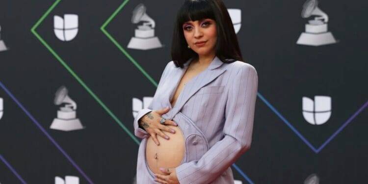 Mon Laferte presentó a su bebé con tierna fotografía: “Primeriza, despeinada y trasnochada”