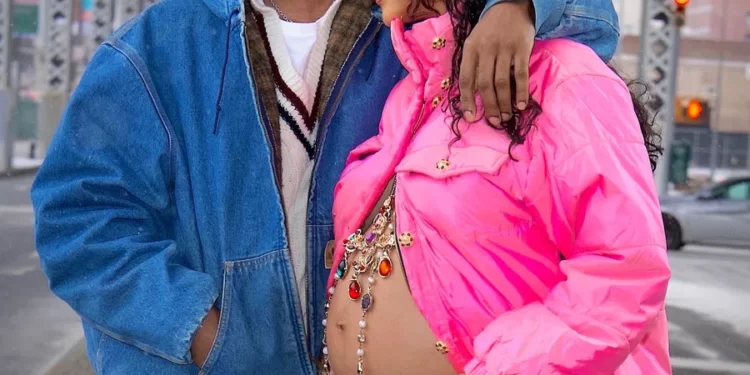 Rihanna revela su embarazo con su nuevo look
