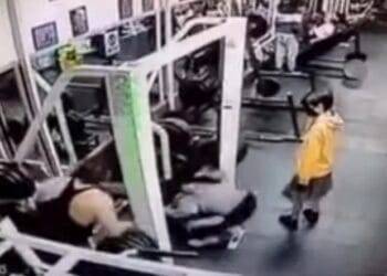 Mujer muere en gimnasio tras caerle pesa de 180 kilos