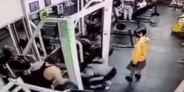Mujer muere en gimnasio tras caerle pesa de 180 kilos