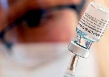 FDA autoriza cuarta dosis de vacunas de Pfizer y Moderna para mayores de 50 años