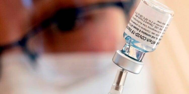 FDA autoriza cuarta dosis de vacunas de Pfizer y Moderna para mayores de 50 años