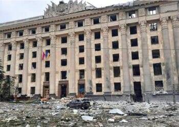 Rusia bombardea Járkiv mientras un convoy amenaza a Kiev