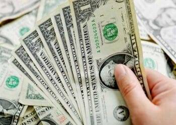 Peso gana terreno y cotiza por debajo de los 20 dólares tras alza de tasas de interés