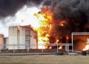 Ucrania ataca territorio ruso; incendia depósito de petróleo, denuncia Rusia