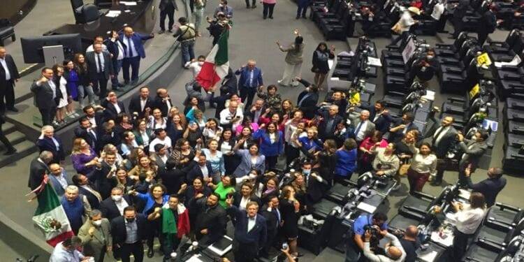 Tiran reforma eléctrica de AMLO; van por negarle otras