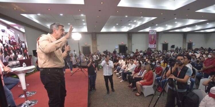 Américo exhorta a los jóvenes a elegir correctamente por el bien de su futuro