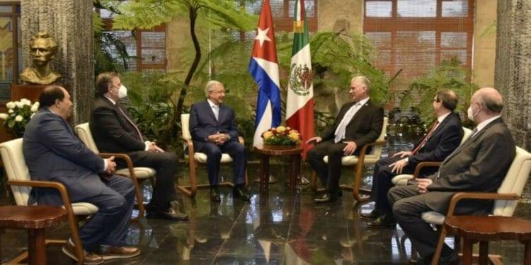 Recibe el presidente cubano a AMLO en el Palacio de la Revolución