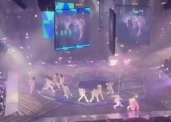 Pantalla gigante cae sobre bailarines durante concierto de la banda Mirror en Hong Kong