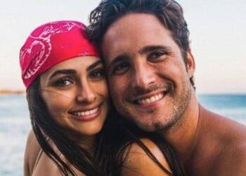 Desde la playa, Renata Notni y Diego Boneta derrochan amor en un camastro