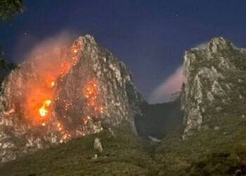 Incendio consume el Cerro de la Silla en plena sequía