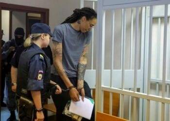 Rusia condena a 9 años de cárcel a basquetbolista estadounidense… es inaceptable, dice Biden