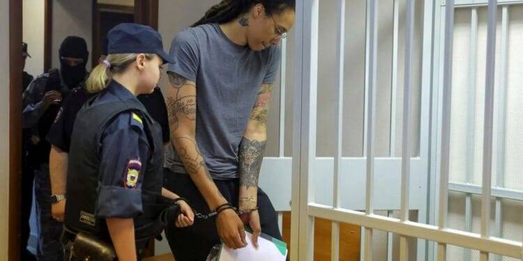 Rusia condena a 9 años de cárcel a basquetbolista estadounidense… es inaceptable, dice Biden