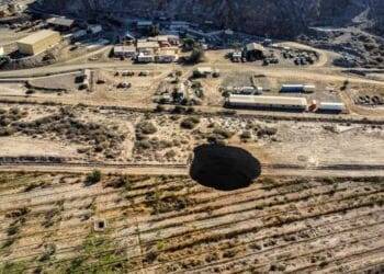 Como en Puebla, se abre enorme socavón en Chile, cerca de una mina de cobre