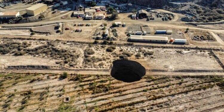 Como en Puebla, se abre enorme socavón en Chile, cerca de una mina de cobre