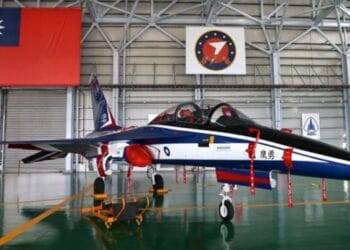 China acusa a Washington de «traición» y cancelan vuelos en región frente a Taiwán