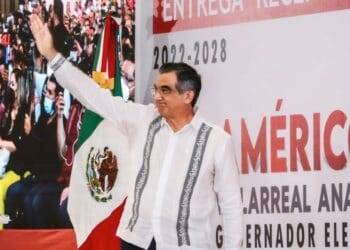 Entrega Américo Villarreal a Gobierno oficio para entrega-recepción