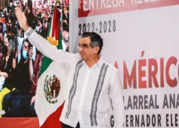 Entrega Américo Villarreal a Gobierno oficio para entrega-recepción