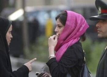 Quema de velos y protestas violentas en Irán por muerte de una joven a manos de la «policía de la moral»