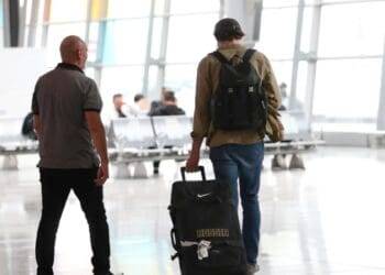 ‘Sólo quiero estar a salvo’; jóvenes rusos huyen del país ante llamado de Putin