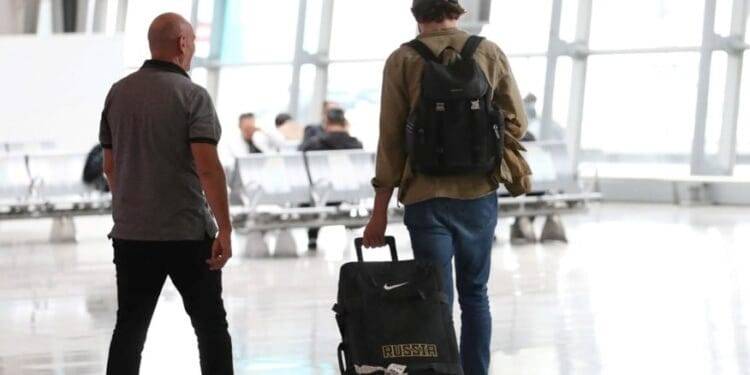 ‘Sólo quiero estar a salvo’; jóvenes rusos huyen del país ante llamado de Putin