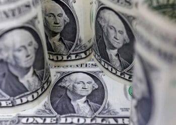 Peso baja mientras el dólar gana fuerza con la mirada puesta en la Fed