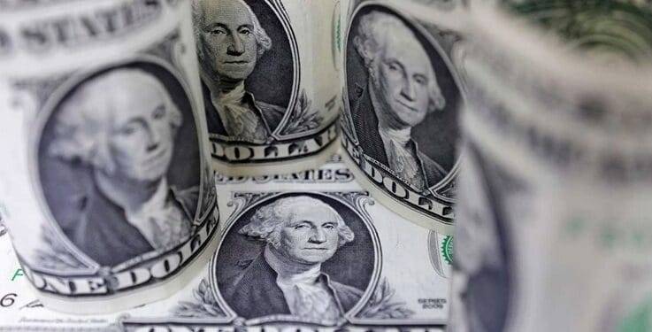 Peso baja mientras el dólar gana fuerza con la mirada puesta en la Fed
