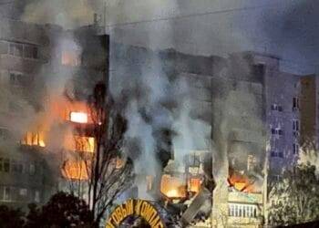 Reportan impacto de avión militar contra edificio de departamentos en Rusia