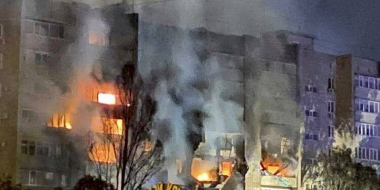 Reportan impacto de avión militar contra edificio de departamentos en Rusia