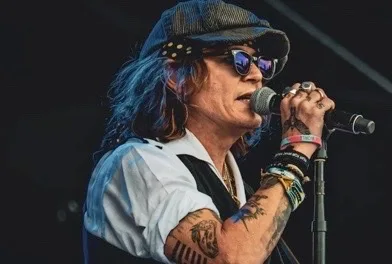Johnny Depp se ve irreconocible tras quitarse barba y bigote después de años