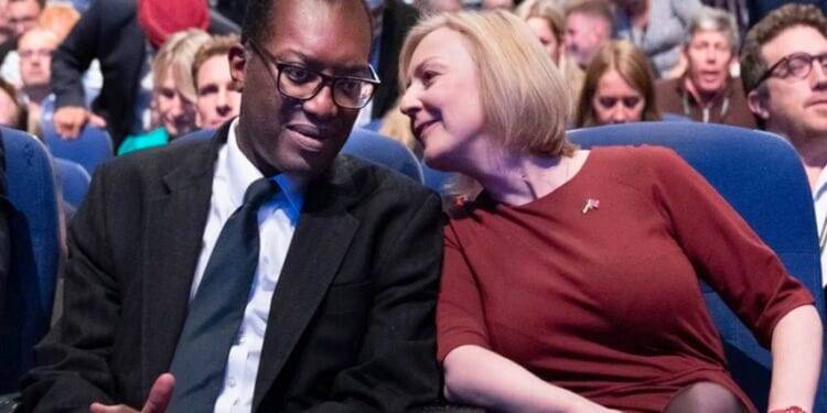 Tras polémica, Reino Unido renuncia a plan de bajar impuestos a los ricos