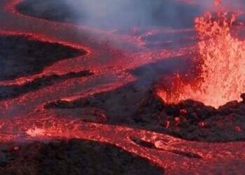 Las impactantes imágenes aéreas de la erupción del Mauna Loa, el volcán activo más grande del mundo