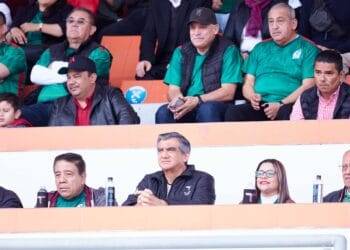 Victorenses acompañaron al Gobernador Américo Villarreal al estadio Marte R. Gómez