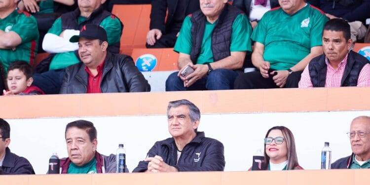 Victorenses acompañaron al Gobernador Américo Villarreal al estadio Marte R. Gómez