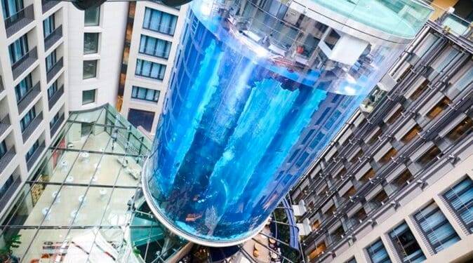 Acuario AquaDom estalla en Berlín y lanza más de mil peces a la calle