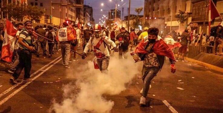 Mueren dos jóvenes en las protestas que exigen elecciones anticipadas y la renuncia de la presidenta de Perú