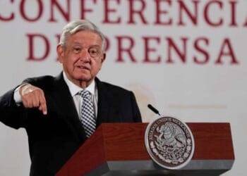 AMLO propone a Bad Bunny que cante gratis en el Zócalo