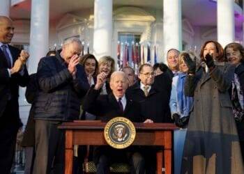 Joe Biden firmó la ley que protege el matrimonio homosexual en Estados Unidos