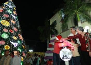 EL GOBERNADOR AMÉRICO VILLARREAL Y SU ESPOSA LA DRA. MARÍA DE VILLARREAL ENCIENDEN LA NAVIDAD EN TAMAULIPAS