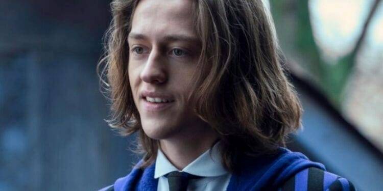 Percy Hynes White, actor de Merlina, es acusado de agresión sexual