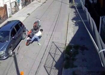 Hacía piruetas con una moto robada, chocó contra un auto estacionado y murió