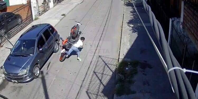 Hacía piruetas con una moto robada, chocó contra un auto estacionado y murió