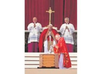 Francisco elogia sabiduría de Benedicto XVI en funeral