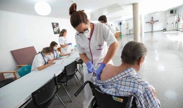 Un nuevo efecto secundario de la vacuna de Pfizer justo después de recibirla