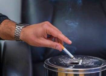 ¡Aguas! Hoy entran en vigor nuevas restricciones contra fumadores; entérate de qué va la nueva ley